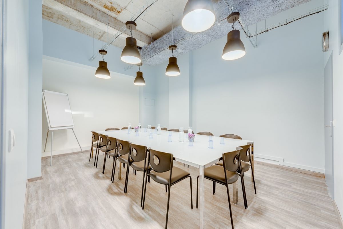 Salle de réunion moderne et spacieuse