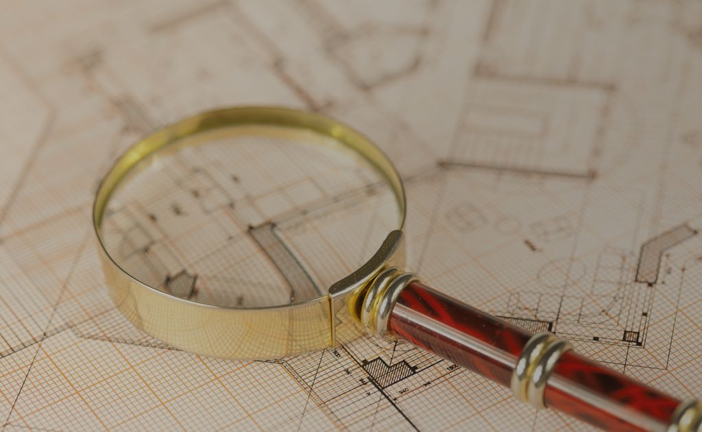 Analyse de plans architecturaux avec loupe pour audit technique